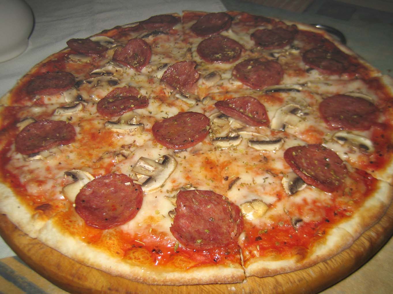 Pepperoni & mushroom pizza